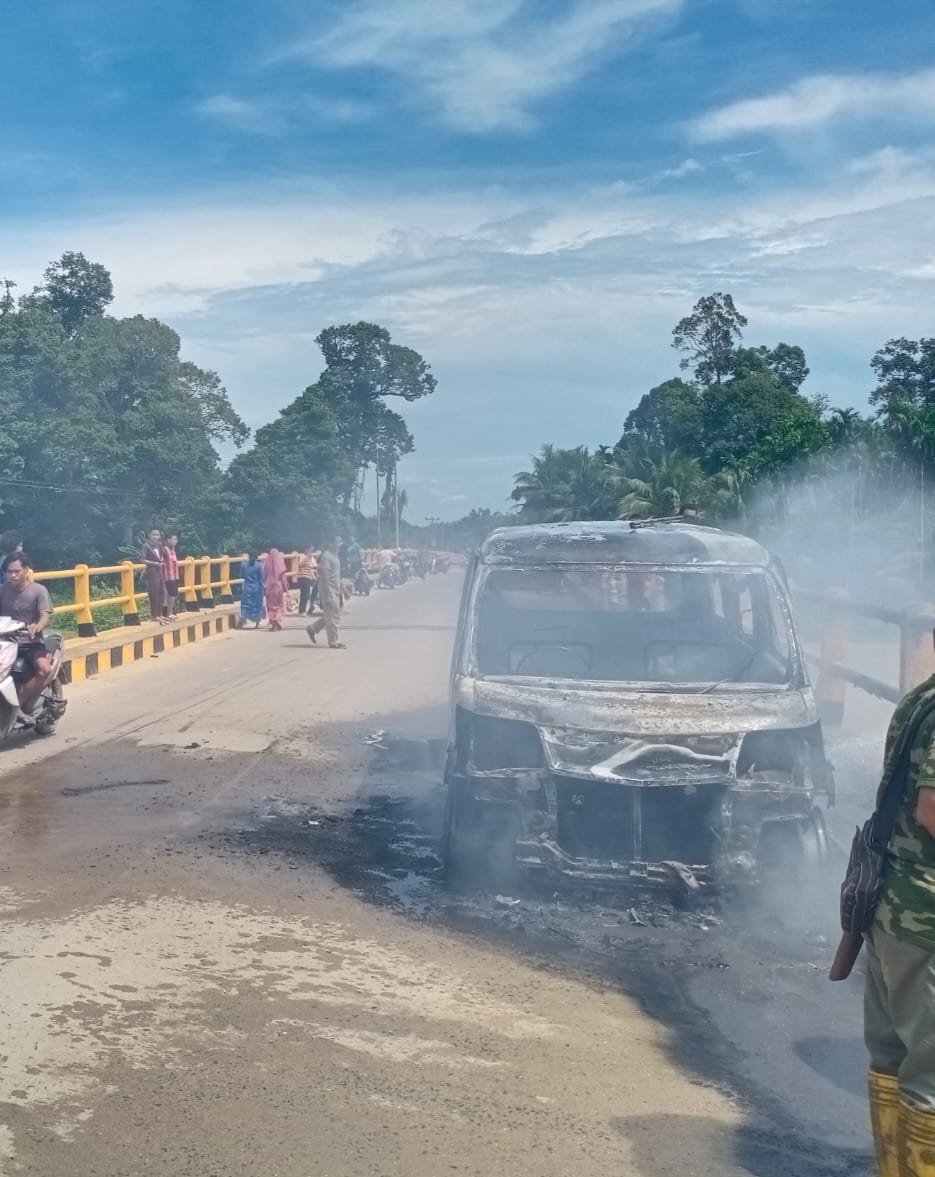 Ditinggal Pemilik Pergi Jualan, Mobil Milik Pedagang di Pasar Pagi Pekan Heran Terbakar 