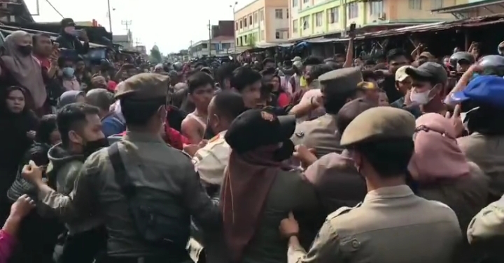 Menolak  Relokasi, Pedagang Agus Salim Bentrok dengan Petugas