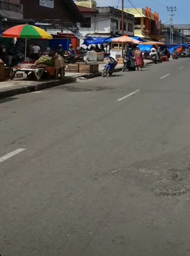 Abaikan Pemko Pekanbaru, PKL Kembali Berjualan di Jalan Agus Salim