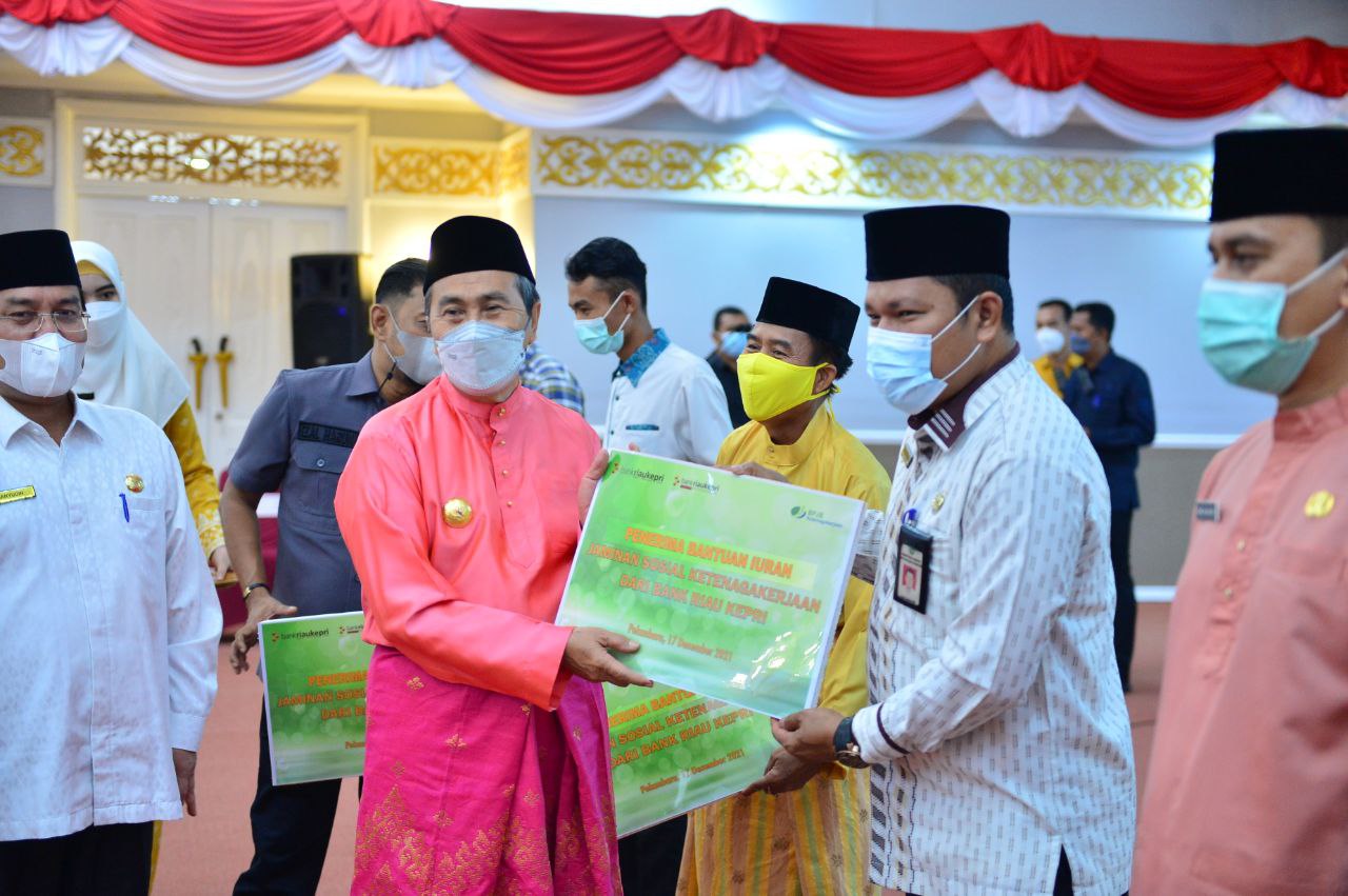 Diserahkan Gubri, 5.000 Naker Rentan di Riau Terima Bantuan Dari CSR BRK