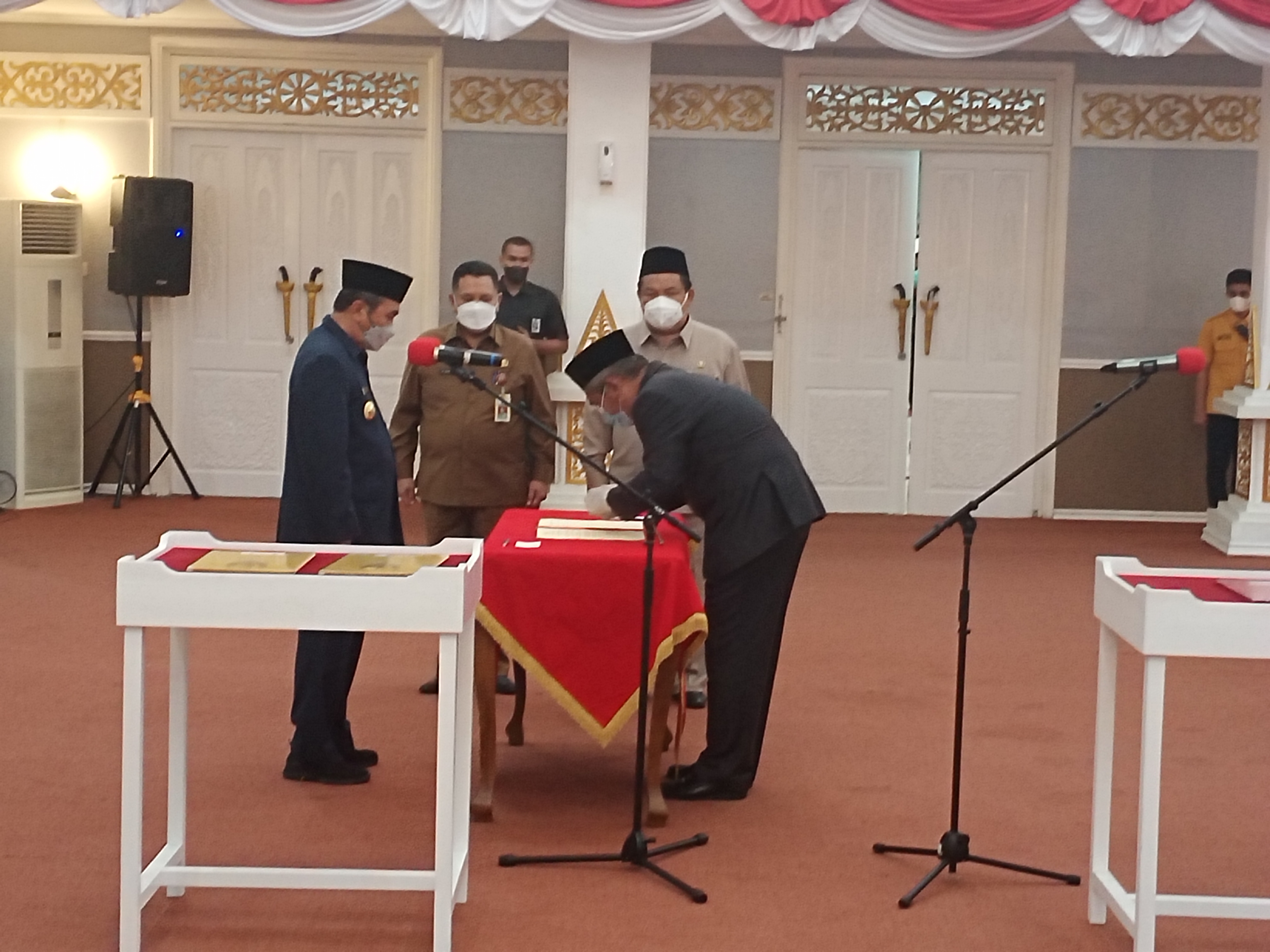 Lantik Kamsol, Gubri Minta Benahi Kinerja Disdik Riau
