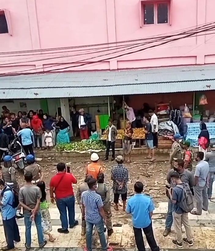 Larang PKL Berjualan, Puluhan Personil Satpol PP berjaga di Kawasan Agus Salim