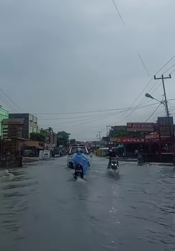 Hujan Sejak Dini Hari, Sejumlah Ruas Jalan di Pekanbaru Kebanjiran