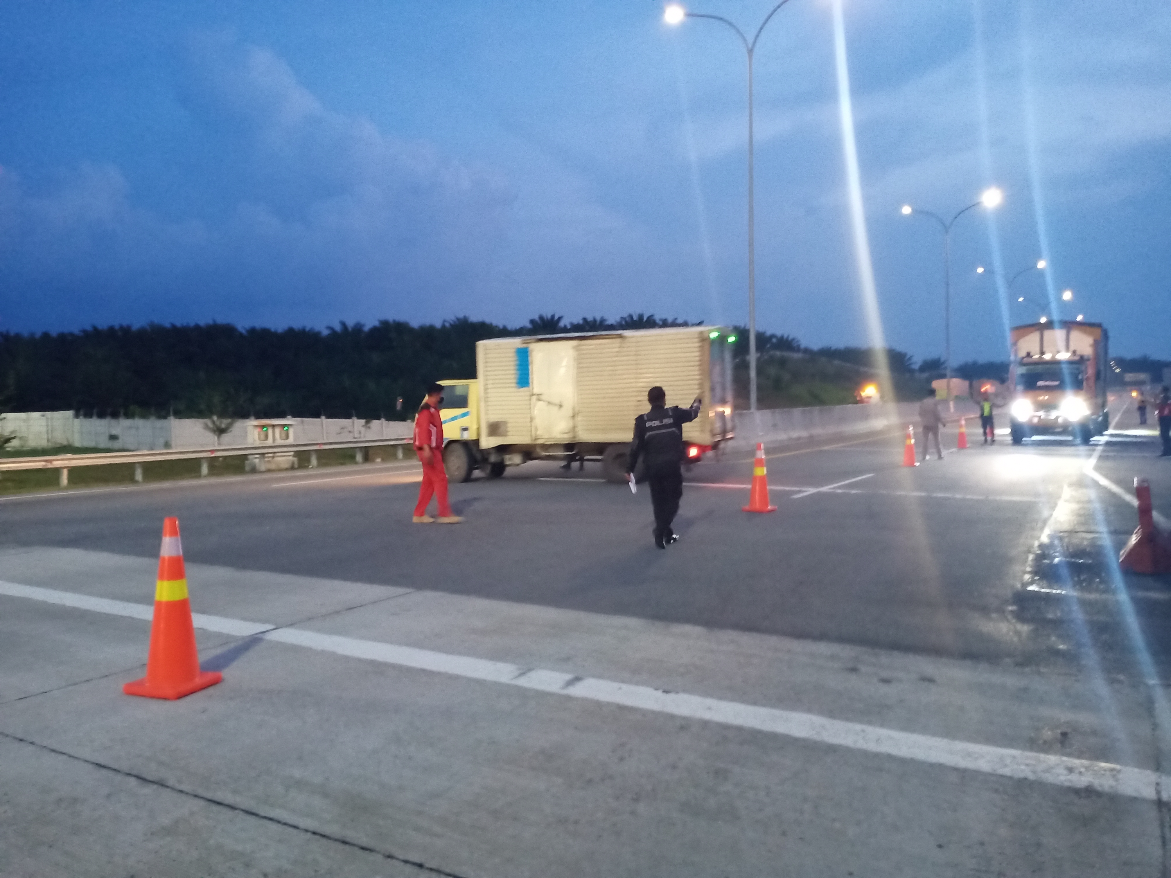 Lampu tak Berfungsi, Petugas Tol Permai Halau Truk dan Cold Diesel