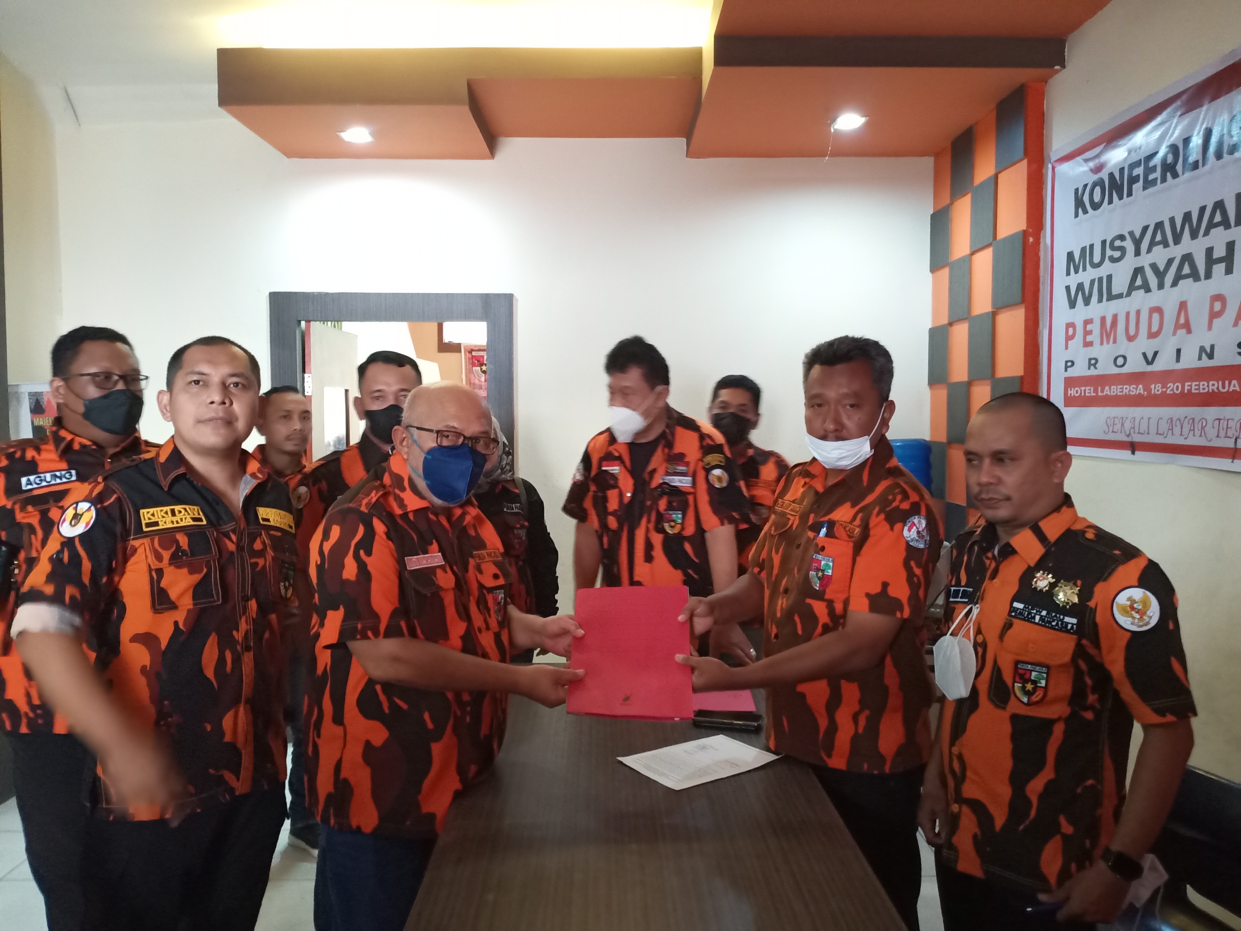 Anto Rahman Serahkan Berkas Pendaftaran Ketua MPW Pemuda Pancasila Riau