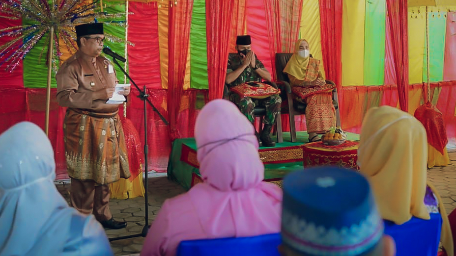 Pindah Tugas,  Danrem 031/WB Dilepas Wagubri dengan Tradisi Upah-Upah