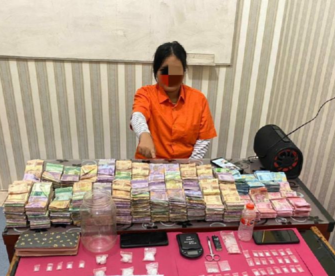 Istri Bandar Narkoba di Kampar Ditangkap Bersama  Uang Ratusan Juta