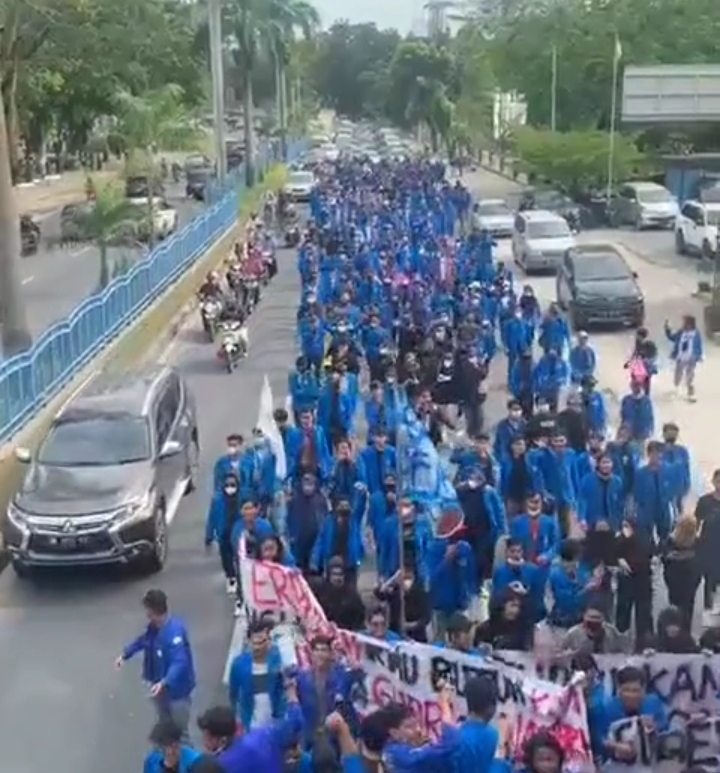 Tuntut Evaluasi Kinerja Gubri, Ratusan Massa BEM UIR Unjuk Rasa ke Gedung DPRD