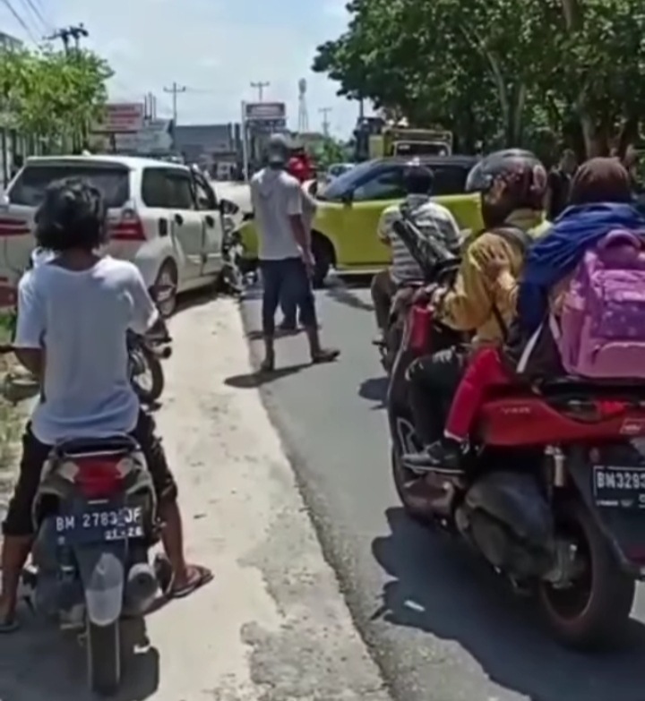 Kecelakaan di Jalan Paus Rumbai, Supir dan Penumpang Luka-Luka