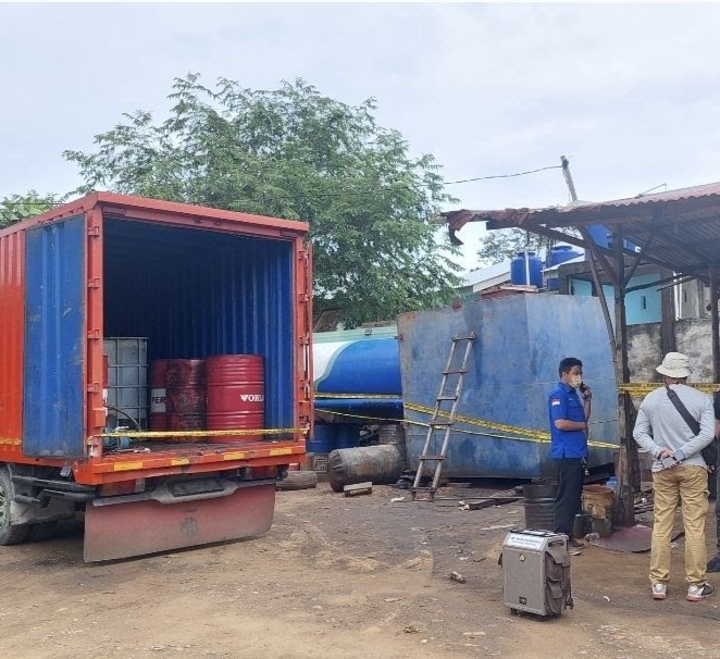 Polda Riau Gerebek Gudang Solar Oplosan di Pekanbaru, Satu Pekerja Ditangkap 