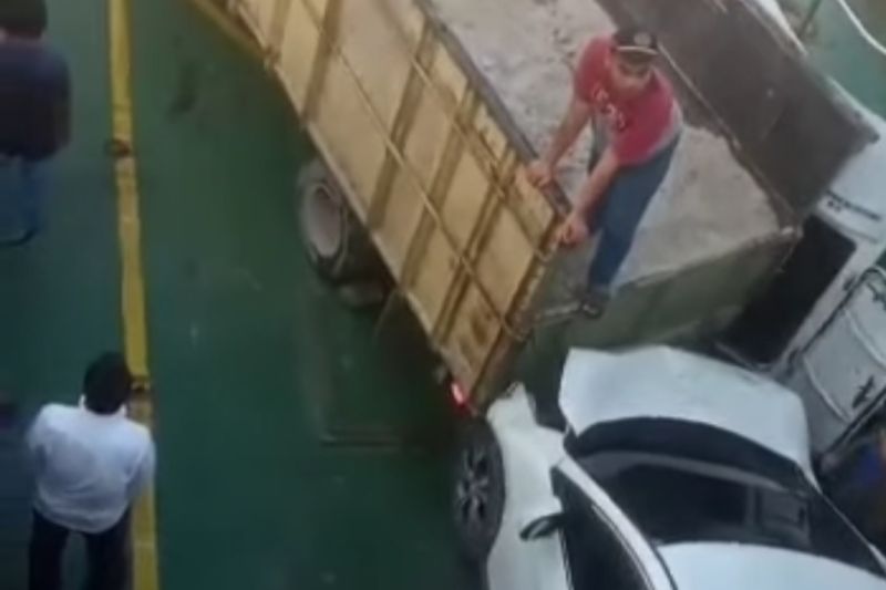 Truk Pasir Tabrak Empat Unit Mobil di Atas Kapal Roro Bengkalis