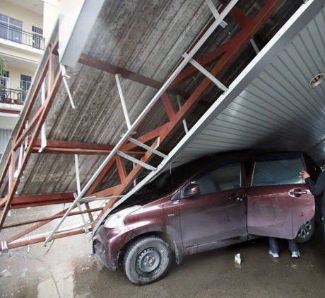 Hujan Disertai Angin Kencang, Kanopi Restoran Rubuh Timpa Mobil Warga
