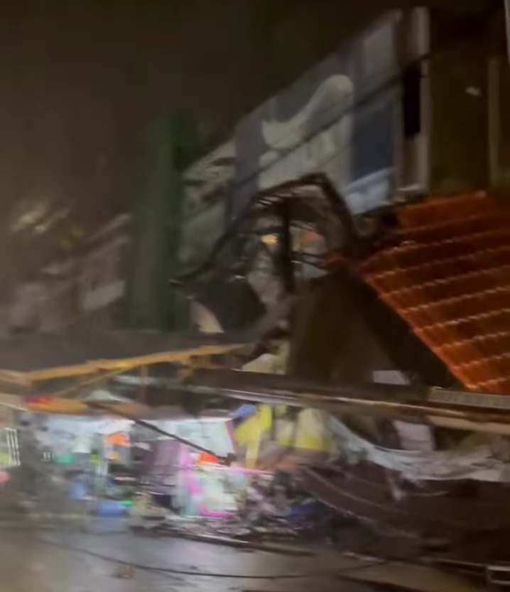 Diterjang Angin Kencang, Baliho dan Gapura di Pekanbaru Roboh 