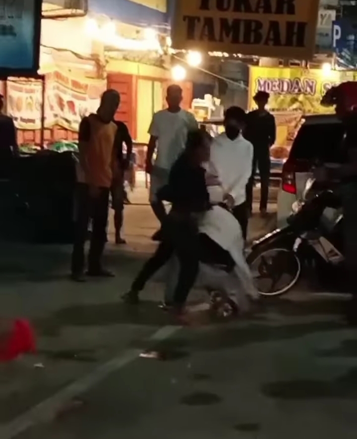 Viral Dua Pria Baku Hantam di Jalan Tuanku Tambusai