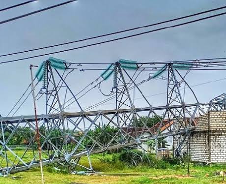 Besi Penyangga Dicuri, Tower SUTT PLN di Kampar Roboh