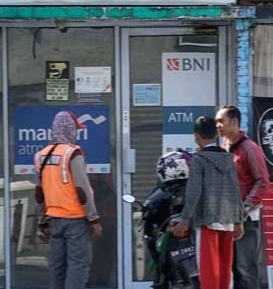 Waduh! Kini di ATM Dikenakan Biaya Parkir