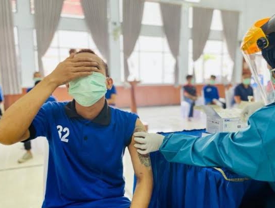 Rutan Pekanbaru dan BIN Lakukan Vaksinasi Pada 300 Warga Binaan 