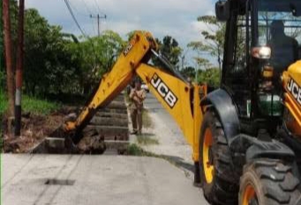 Tutup Drainase, Dinas PUPR Pekanbaru Bongkar Beton di Depan Ruko 