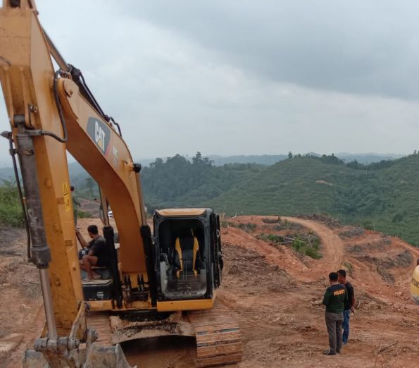 Operator Kabur, DLHK Riau Sita Alat Berat Pembabat Hutan Lindung di Kuansing 
