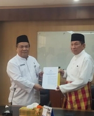 Pemprov Riau Serahkan SK Pengunaan Balai Adat Pada LAM Riau Pimpinan Marjohan