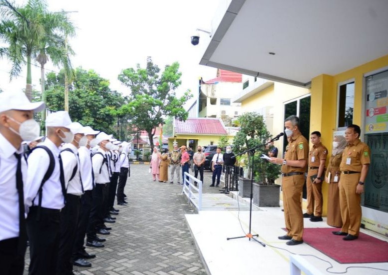 Lepas 31 Calon Praja IPDN ke Jatinangor, Asisten II Setdaprov Riau Ingatkan Agar Jaga Sikap 