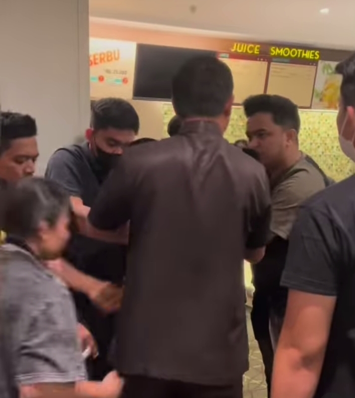 Heboh! Oknum PNS Dishub Siak Ngamuk di Mal Tuntut Eks Pacar Kembalikan Handphone