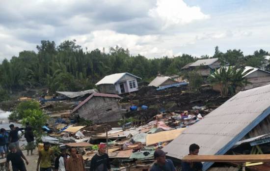 Jalan dan 15 Unit Rumah Warga Rusak Akibat Longsor di Inhil