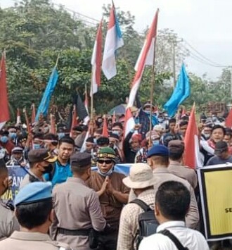 Tolak Eksekusi Lahan, Ribuan Warga Lakukan Blokir Jalan Lintas Siak-Dayun