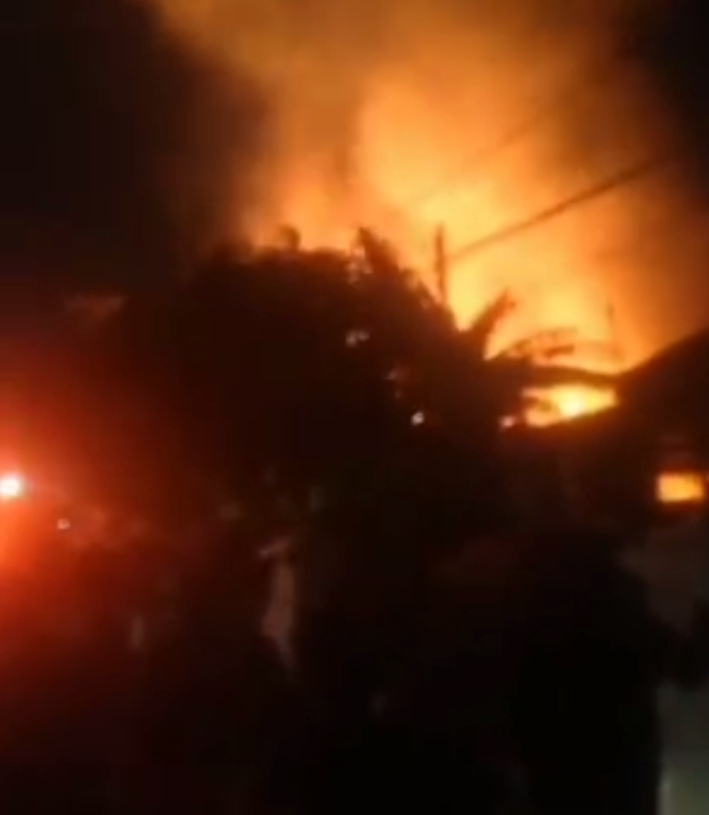 Sijago Merah Mengamuk, Satu Unit Rumah Warga di Jalan Firdaus Hangus Terbakar