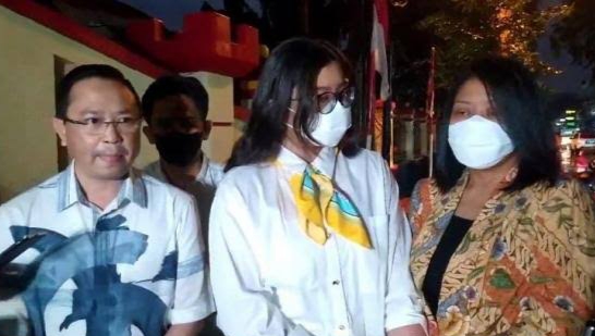 Isak Tangis Putri, Istri Ferdy Sambo Saat Muncul Perdana ke Publik
