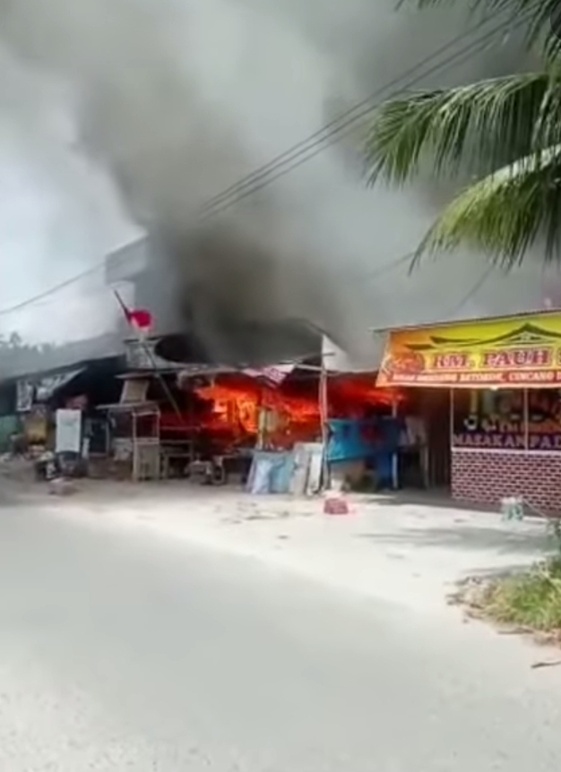 Sijago Merah Mengamuk! Toko Sembako dan Rumah Makan di Jalan Purwodadi Terbakar