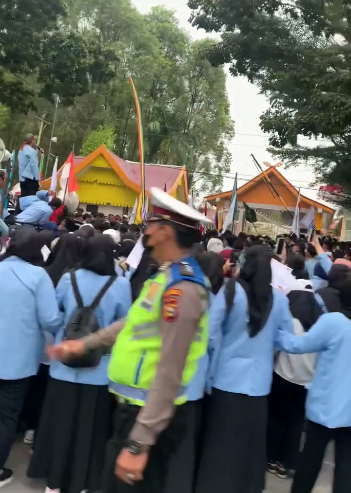 Desak Pemerintah Batalkan Kenaikan BBM, Ratusan Mahasiswa Datangi Gedung DPRD Riau