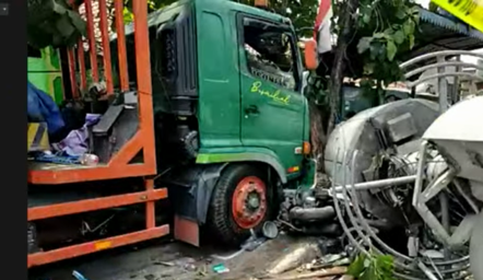 20 Murid SD Jadi Korban Truk Trailer Tabrak Tiang Telekomunikasi 