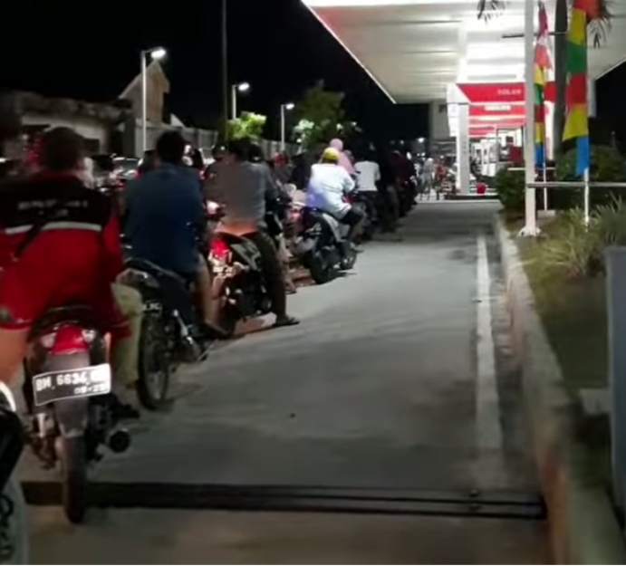 Harga BBM Diisukan Naik, Warga Rela Antre Hingga Malam dan Kena Hujan