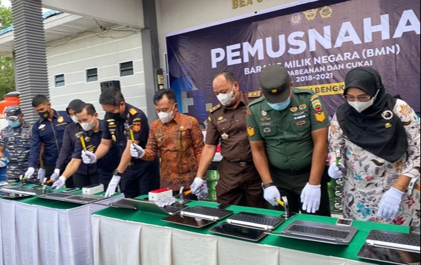 Bea Cukai Musnahkan Jutaan Rokok dan Ratusan Handphone Mewah Senilai Miliaran Rupiah