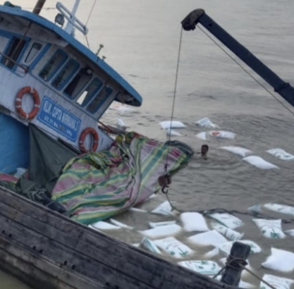 Kapal Milik Eks Bupati Kepulauan Meranti Tenggelam Pasca Tabrak Tunggul