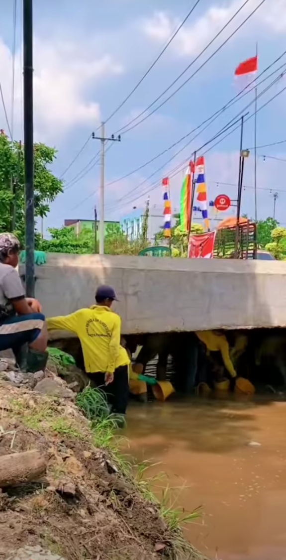 Atasi Banjir, Dinas PUPR Lakukan Normalisasi Parit Sejumlah Ruas Jalan