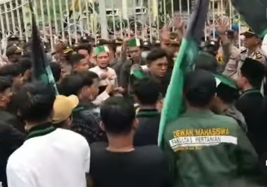 Nyaris Bentrok! Ratusan Massa HMI dan SSTP Unjuk Rasa Tolak Kenaikan BBM ke DPRD Riau