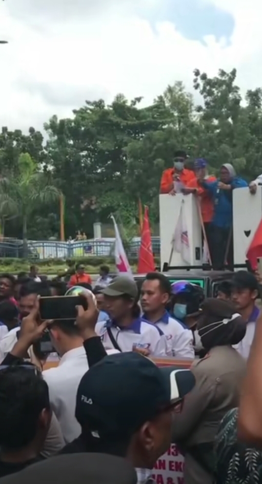 Protes Kenaikan Harga BBM, Buruh Geruduk Gedung DPRD Riau