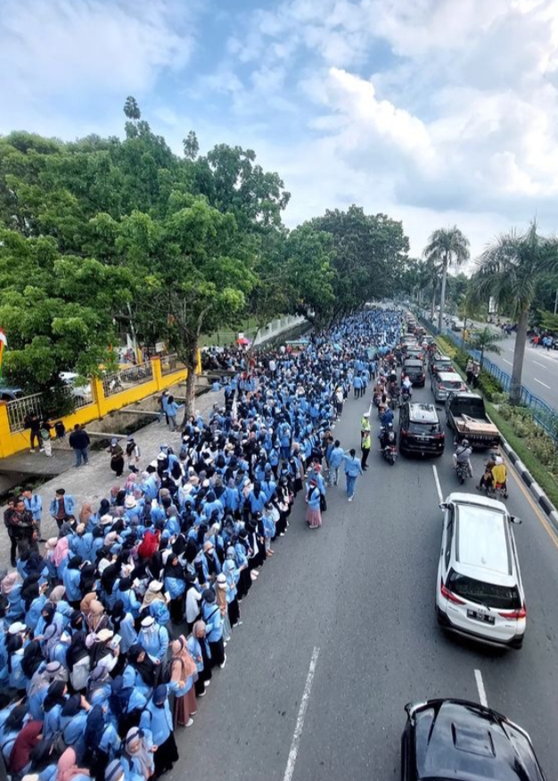 Protes Kenaikan BBM, Ribuan Mahasiswa Unri Unjuk Rasa di Gedung DPRD Riau