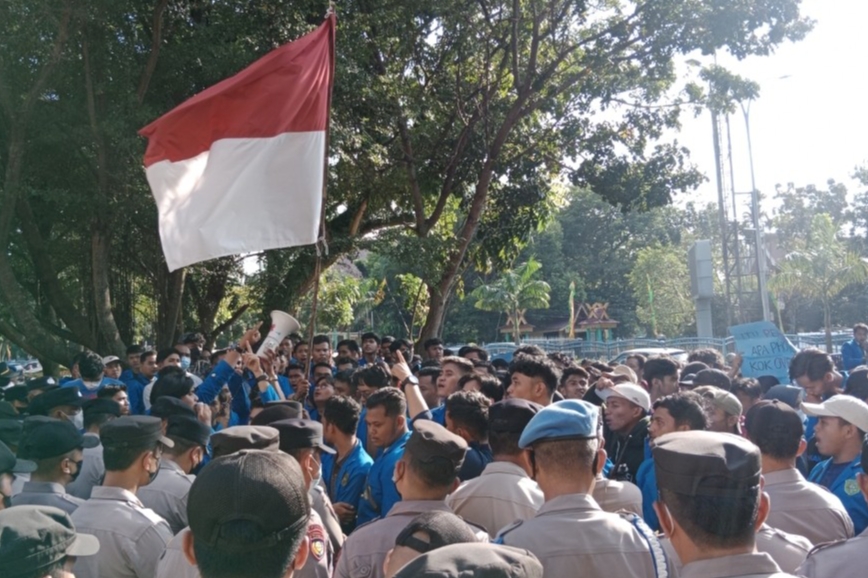 Demo Tolak Kenaikan BBM Berlanjut, Ratusan Mahasiswa UIR Datangi DPRD Riau