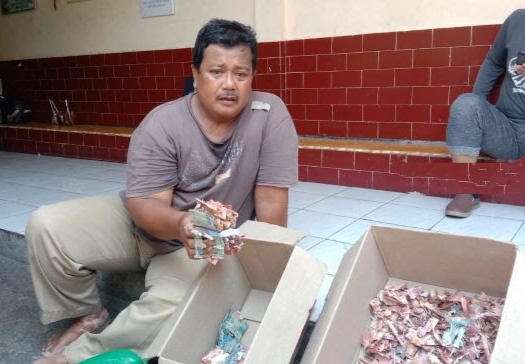 Sedih, UangTabungan Haji Penjaga SD di Solo Rusak Dimakan Rayap