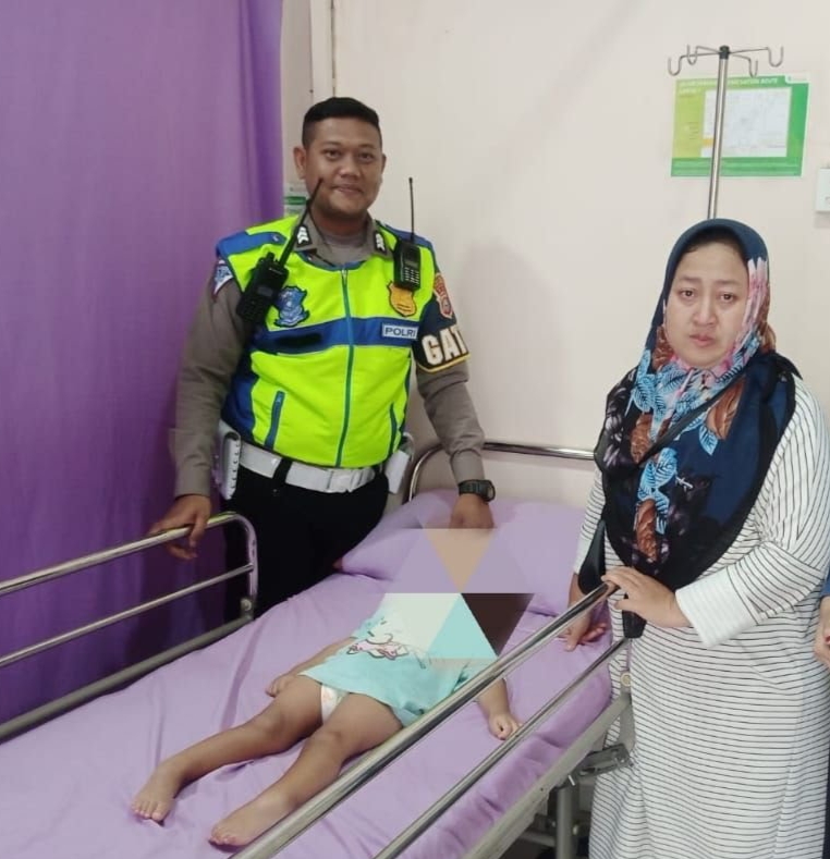 Polantas Pekanbaru Terobos Macet Antar Balita ke Rumah Sakit