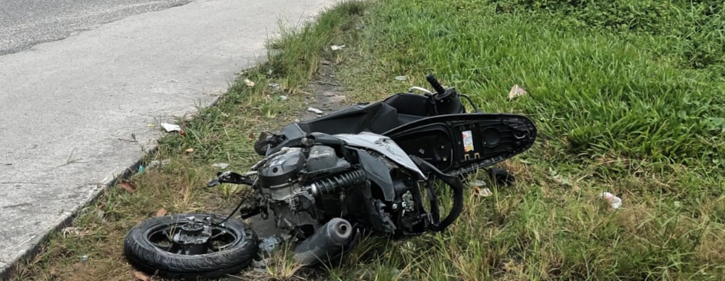Rem Blong, Truk Kontainer Tabrak Sepeda Motor Hingga Hancur