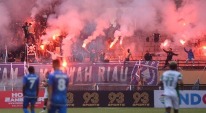 Tim Kebanggaan Kalah, Suporter PSPS Riau Rusuh, Kursi Dirusak dan Dibakar