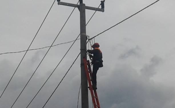 Perbaiki Kabel, Pekerja Biro PLN di Hulu Kuantan Jatuh  dari Tiang Listrik 