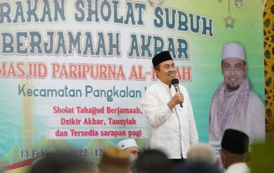Siang ini, Gubri Laksanakan Salat Jumat Perdana di Mesjid Nurul Wathan Palas Rumbai
