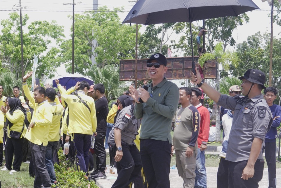 Meriahkan Pesta Rakyat HUT Rohil ke 23, Bupati dan Istri Ikut Lomba Kukur Kelapa 