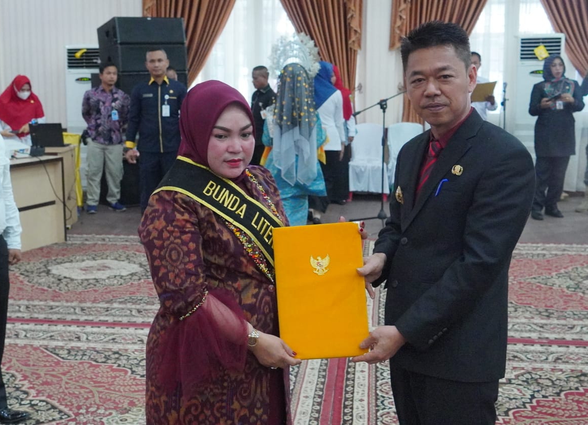 Bupati Rohil Kukuhkan Sanimar Afrizal Sebagai Bunda Literasi di Negeri Seribu Kubah