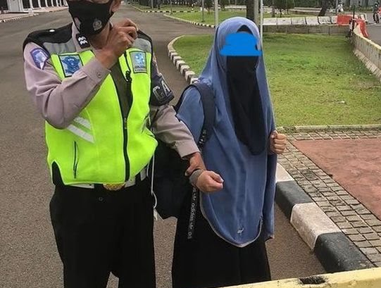 Seorang Wanita Berpistol Nekat Terobos Masuk Istana Negara